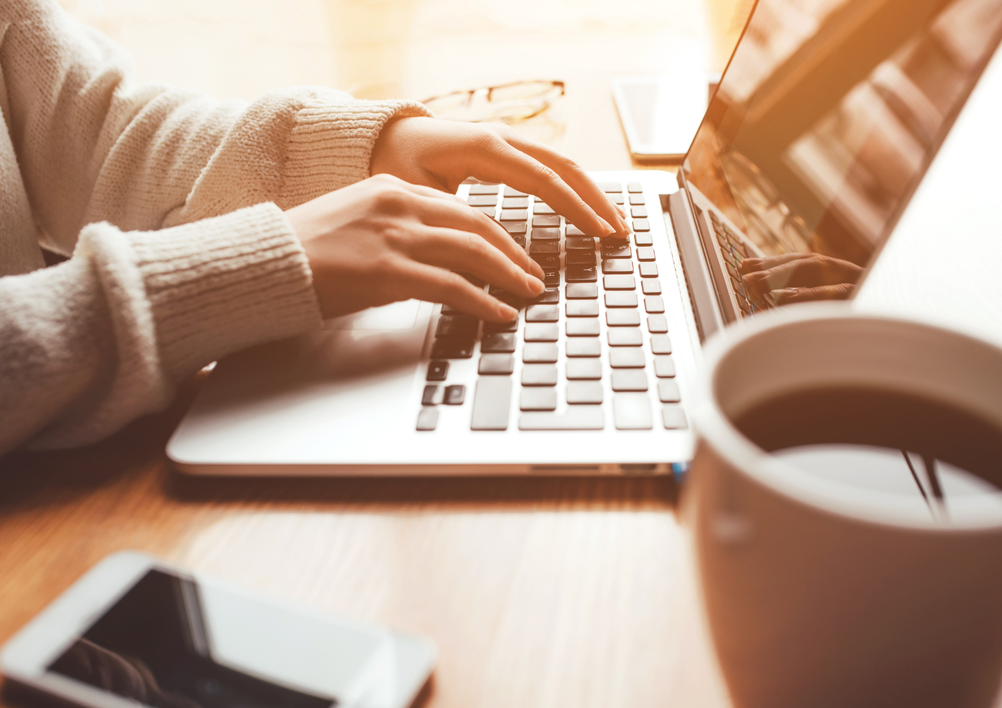 Femme du marketing de réseau créant du contenu sur son ordinateur avec confiance