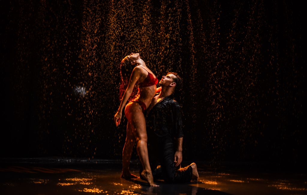 Séance créative danse contemporaine, mouvement fluide sous la pluie contrôlée