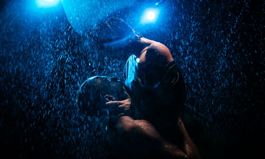 Équipe VIBES en action pendant un tournage avec système de pluie, montrant le professionnalisme et l'expertise technique