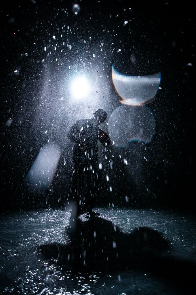 Séance photo mode sous la pluie, modèle avec styling haute couture