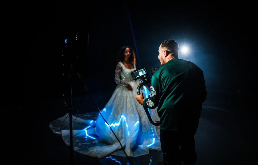 Tournage publicitaire de luxe sous la pluie, mise en scène sophistiquée
