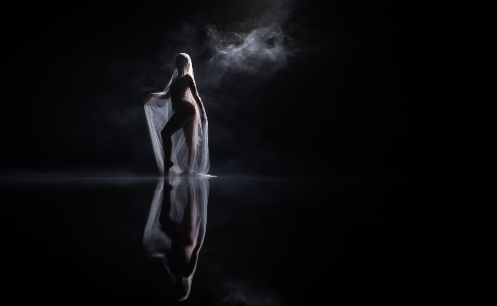 Performance artistique contemporaine sous la pluie, chorégraphie expressive