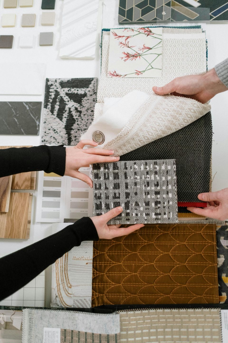 Harmonisation des couleurs et matières dans un salon cocooning