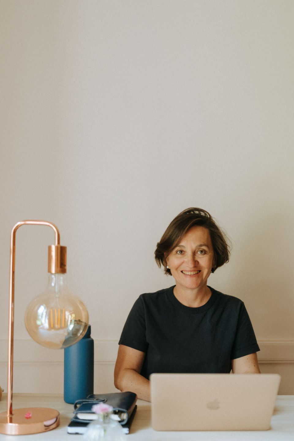 Portrait professionnel d'Anne Poignant dans son cabinet de naturopathie
