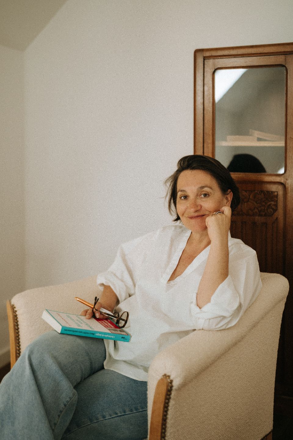 Anne Poignant, coach santé et naturopathe, souriante dans un environnement naturel