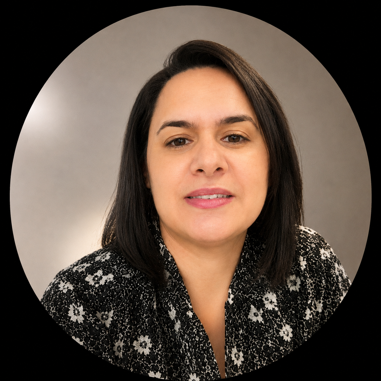 Portrait professionnel de Latifa, fondatrice de You-Sab Services, dans son espace de travail