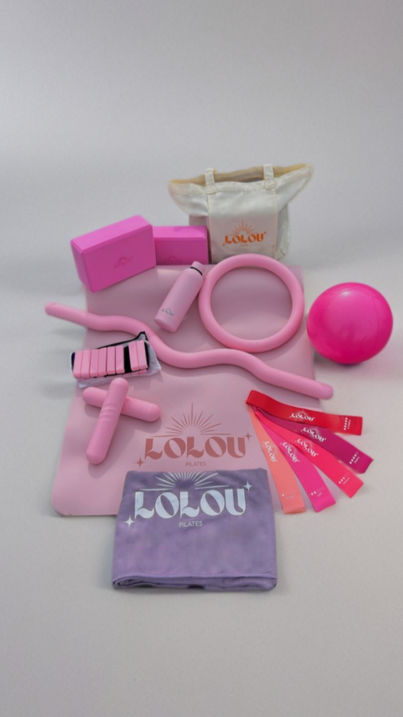 Set de pilates Lolou avec accessoires colorés disposés élégamment
