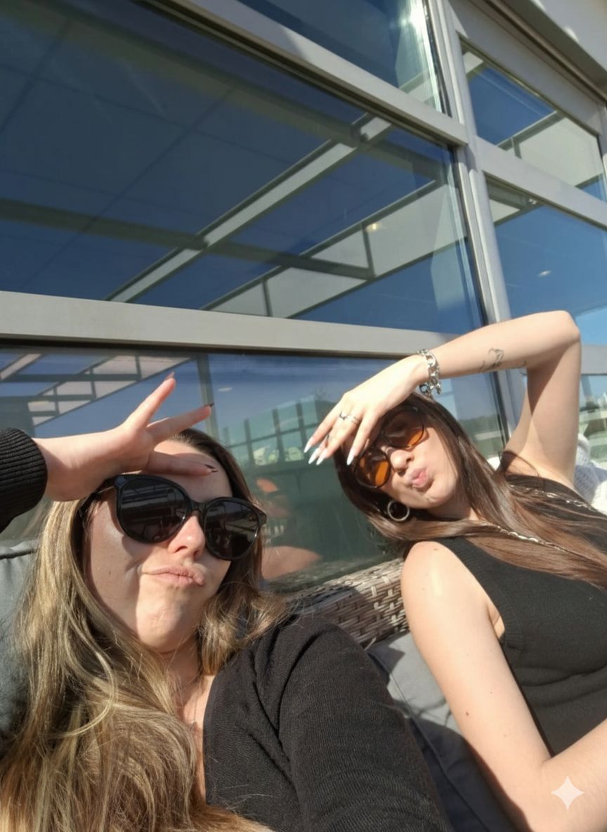 Laureen et Inès, fondatrices de Lolou, avec leurs sets de pilates