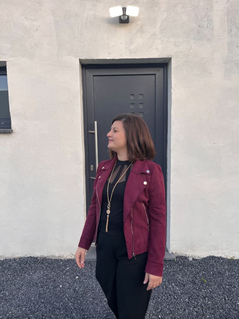 Cassandra en consultation, créant un espace sécurisé et bienveillant pour ses clients