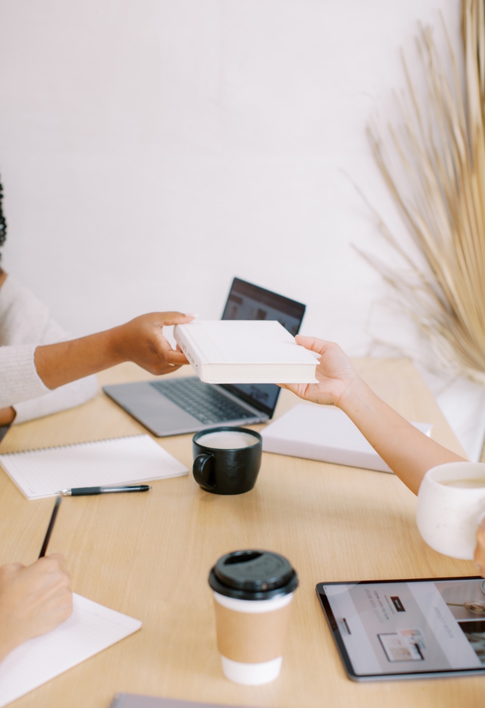 Mathilde, assistante virtuelle souriante travaillant sur son ordinateur, entourée d'éléments visuels représentant la gestion de contenu et l'organisation