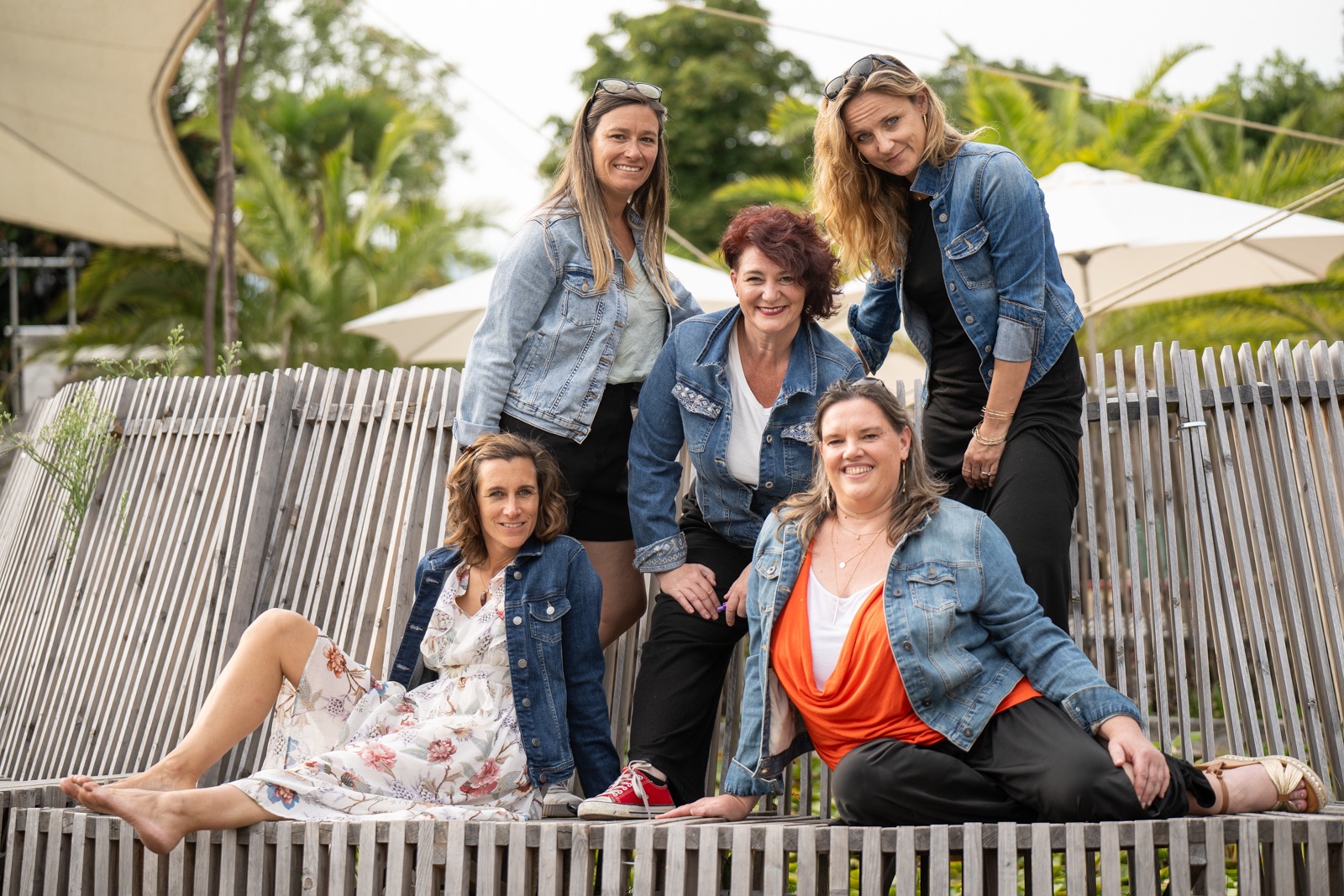 Femmes joyeuses et inspirantes lors d'un moment de partage collectif estival