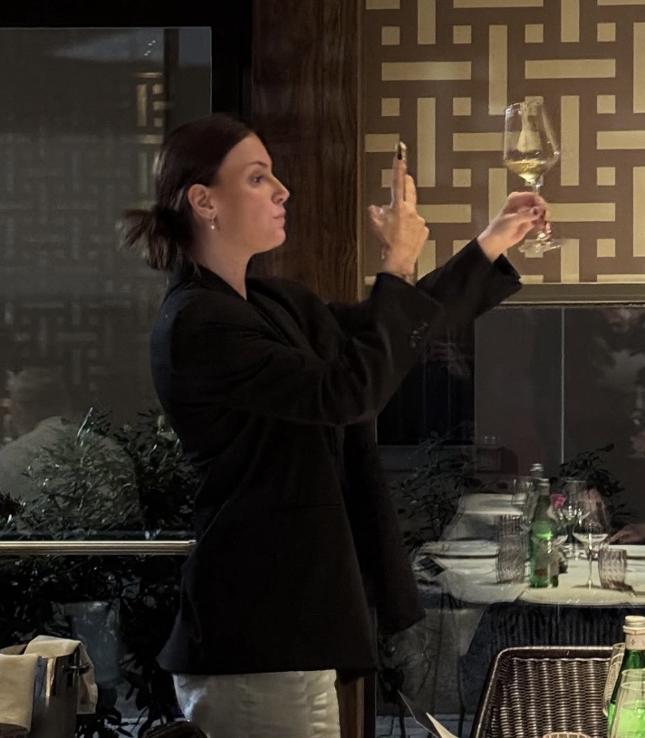 Restaurant gastronomique méditerranéen avec esthétique premium, lumière naturelle dorée