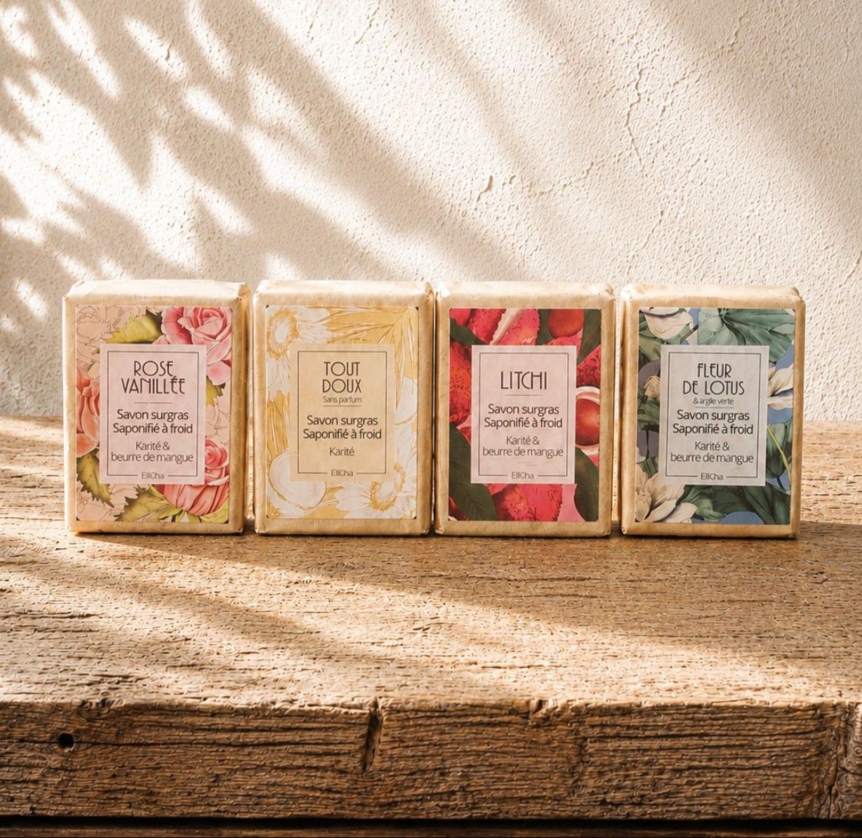 Collection de savons saponifiés à froid aux parfums variés : litchi, rose vanillée, tonka, fleur de lotus, vanille épicée