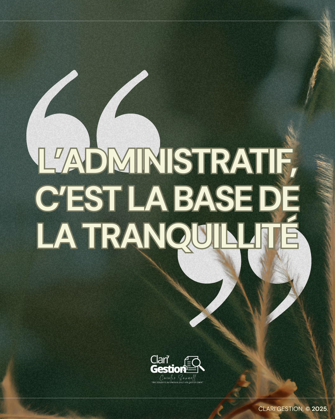 Entrepreneur du bâtiment serein travaillant sur un chantier, libéré de la paperasse administrative