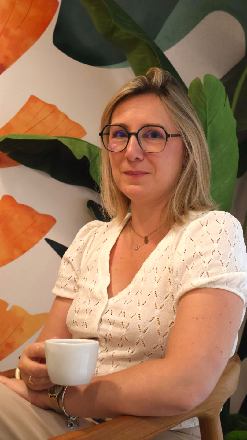 Coralie, fondatrice de Clari'Gestion, dans son bureau avec une assistante indépendante