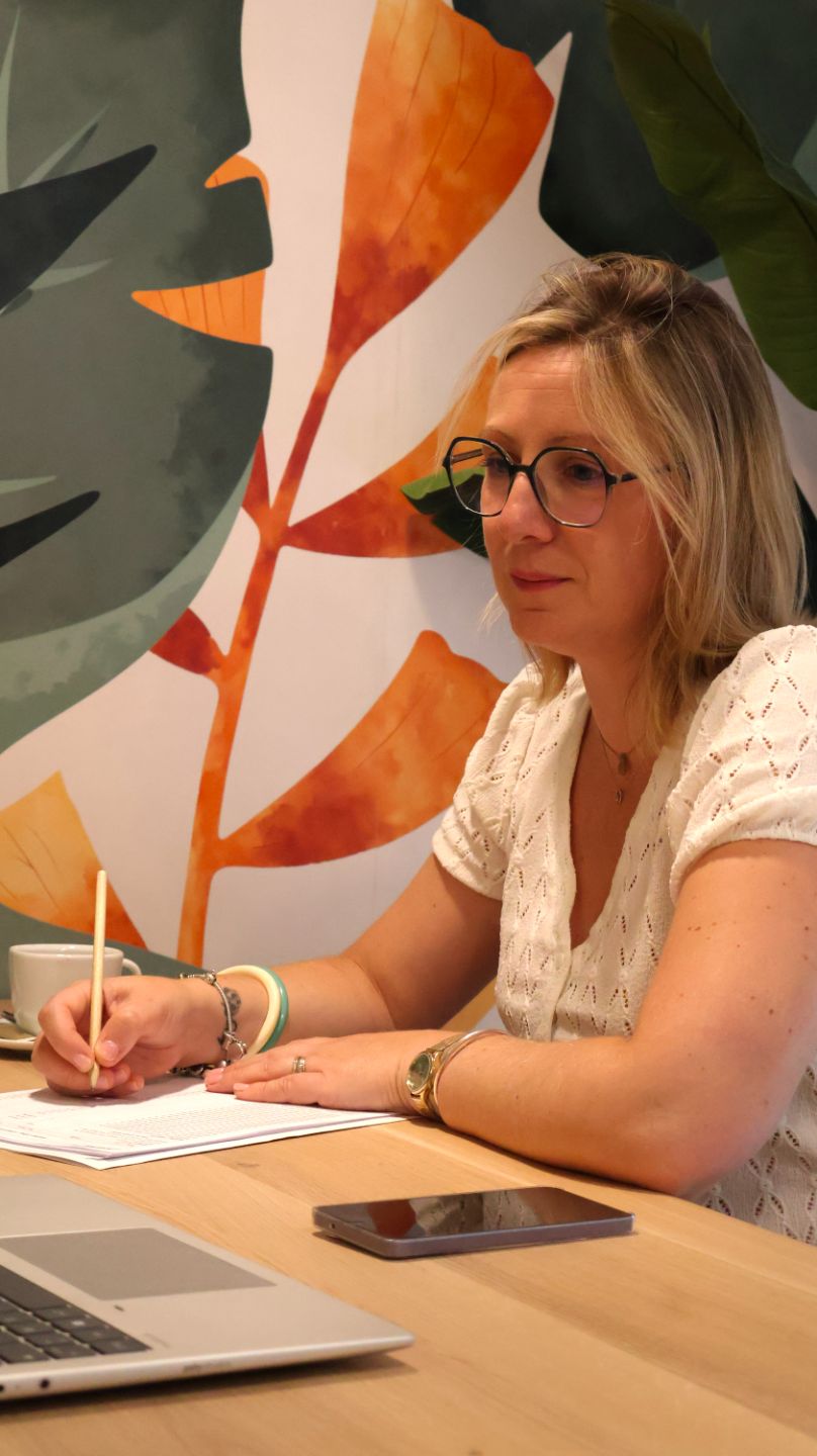 Assistante indépendante travaillant de manière stratégique et organisée sur son bureau