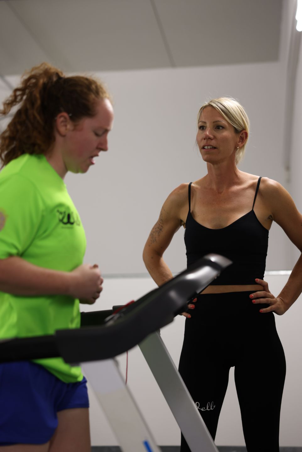 Marjorie coach sportive en action pendant une séance d'entraînement