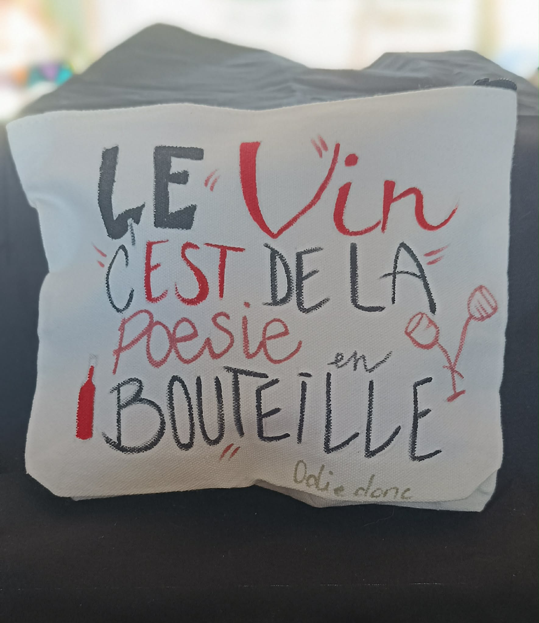 Trousse aux couleurs vives et audacieuses peinte à la main