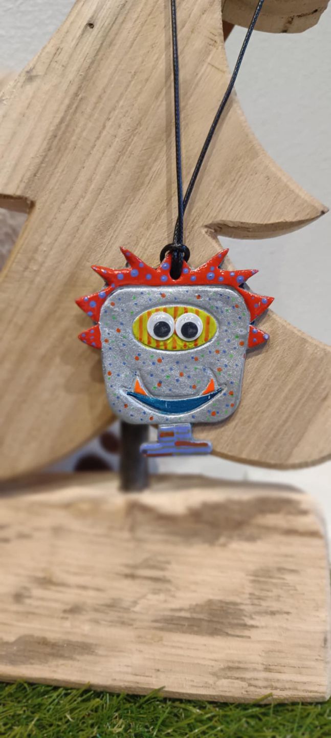 Broches fantaisie colorées avec des motifs amusants et originaux
