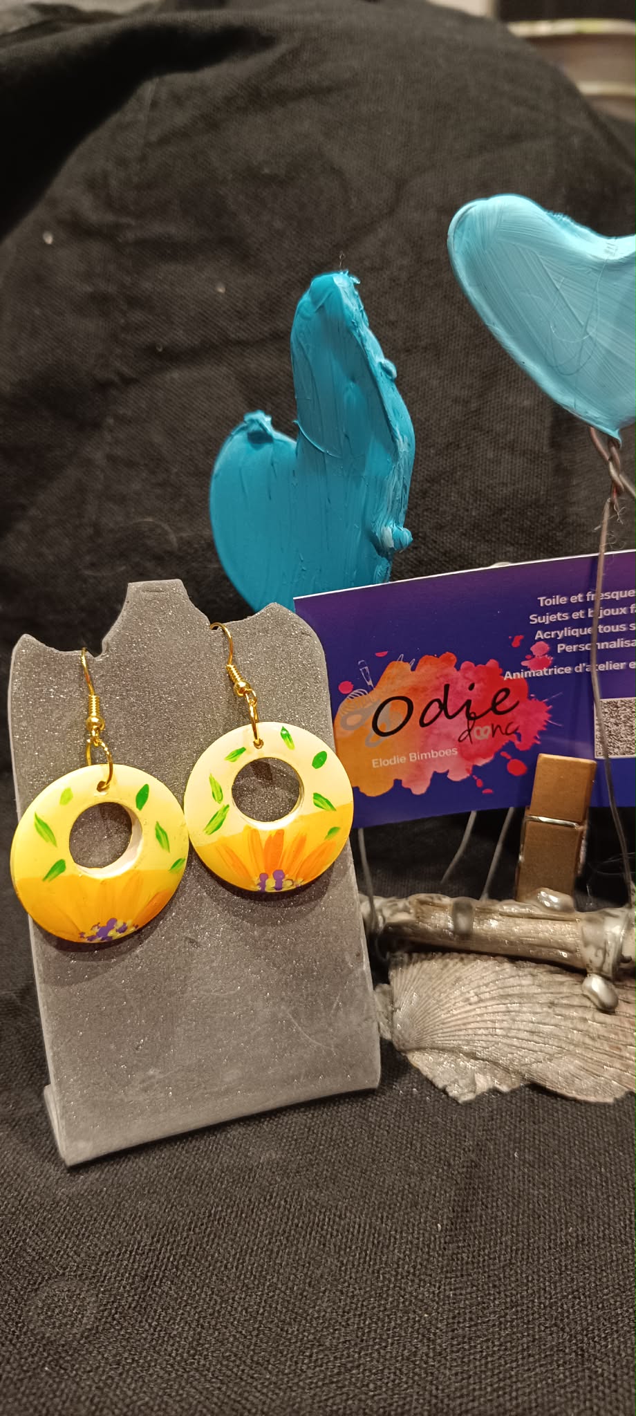 Boucles d'oreilles florales colorées en bois avec finition résine brillante