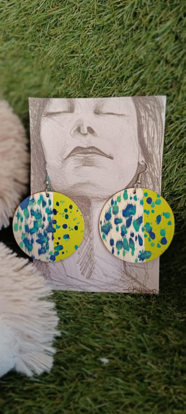 Boucles d'oreilles pendantes colorées avec finition professionnelle