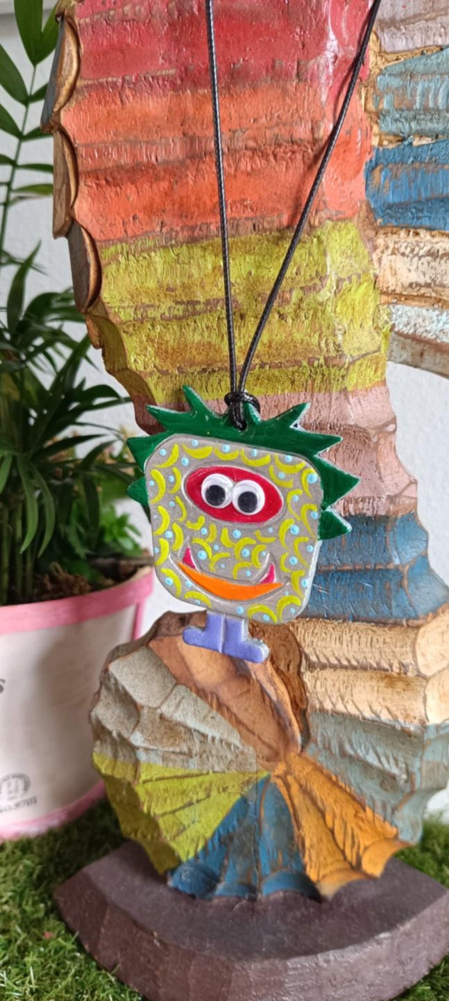 Bagues ajustables colorées avec des pierres fantaisie et designs ludiques