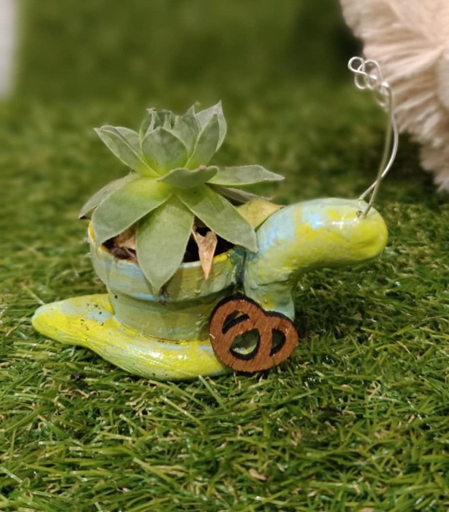 Décoration en argile pour bureau - pot à crayons artisanal avec motifs géométriques