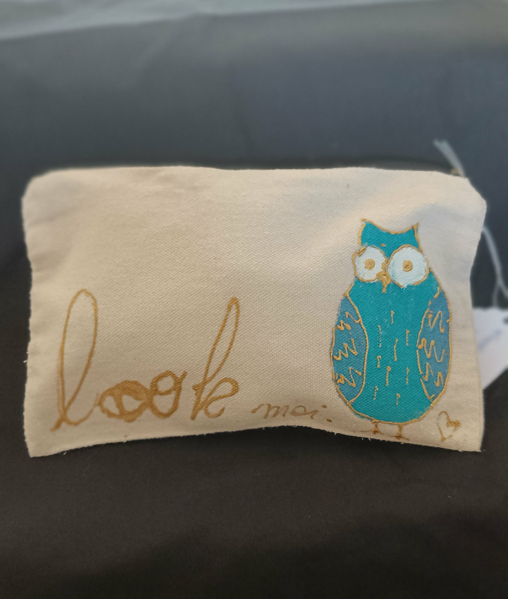 Trousse aux couleurs vives et audacieuses peinte à la main
