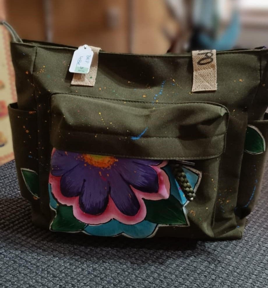 Collection complète de sacs et cabas artisanaux avec différents motifs colorés et designs uniques