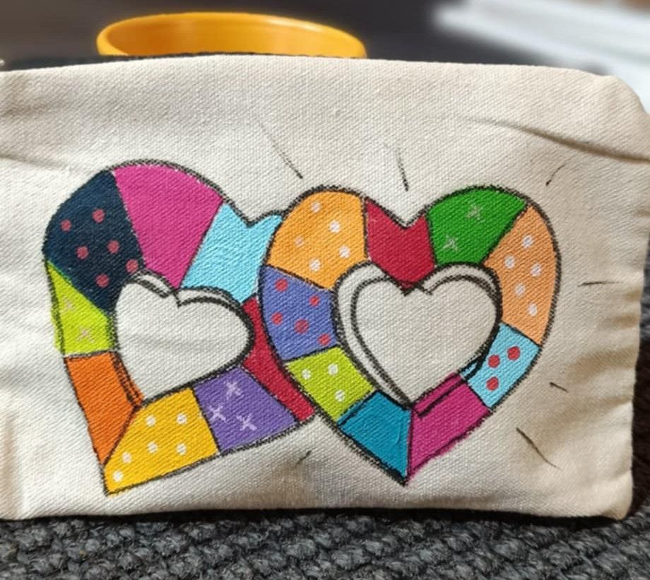 Trousse élégante aux motifs floraux délicats peints à la main