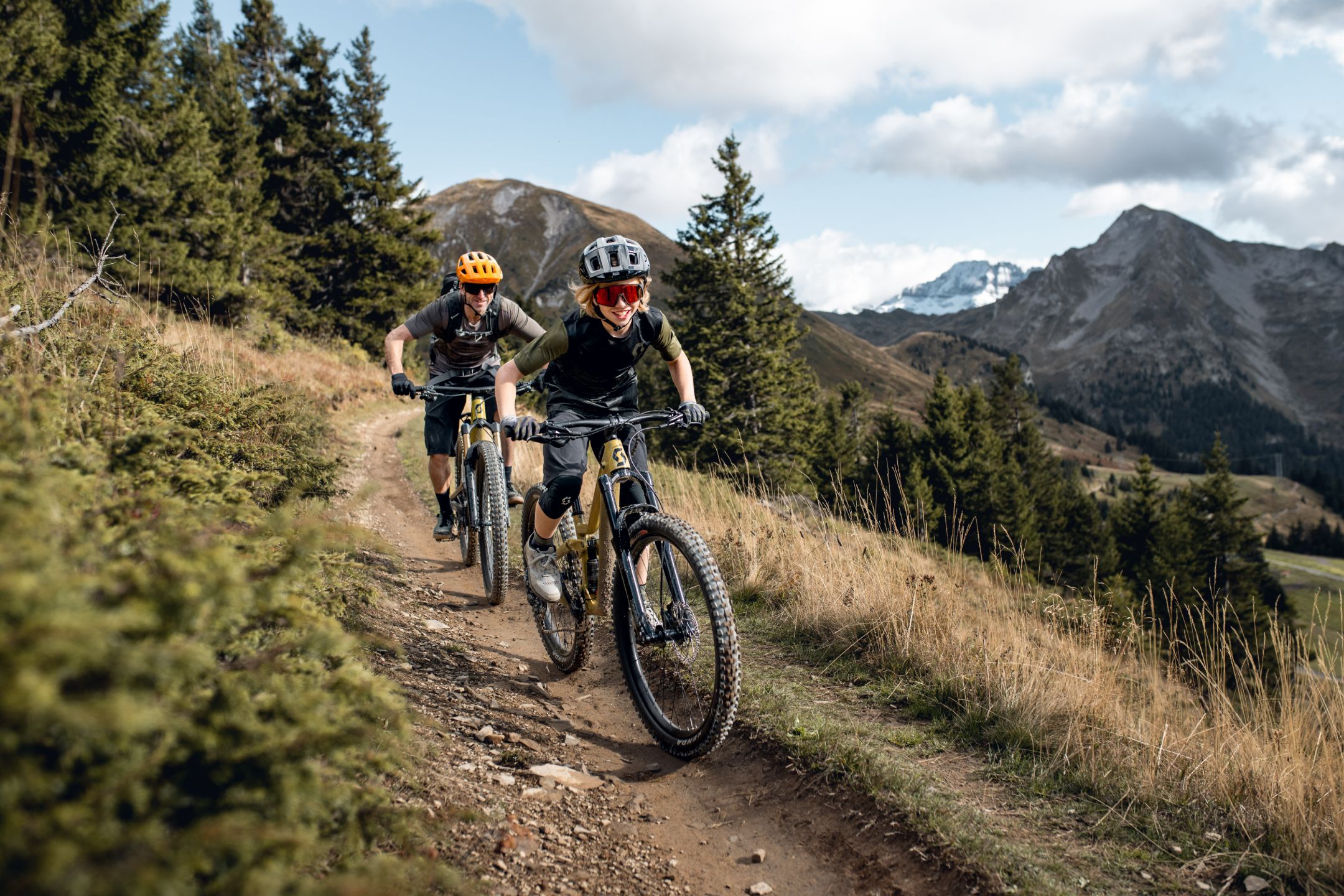 Cycliste passionné sur un vélo de qualité dans les montagnes du Chablais