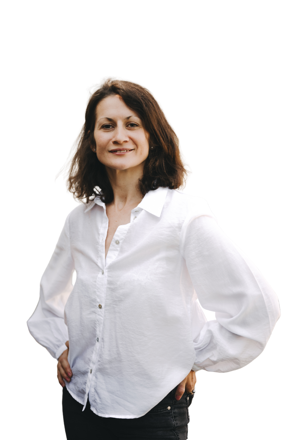Christelle, assistante virtuelle experte, souriante et professionnelle dans son bureau
