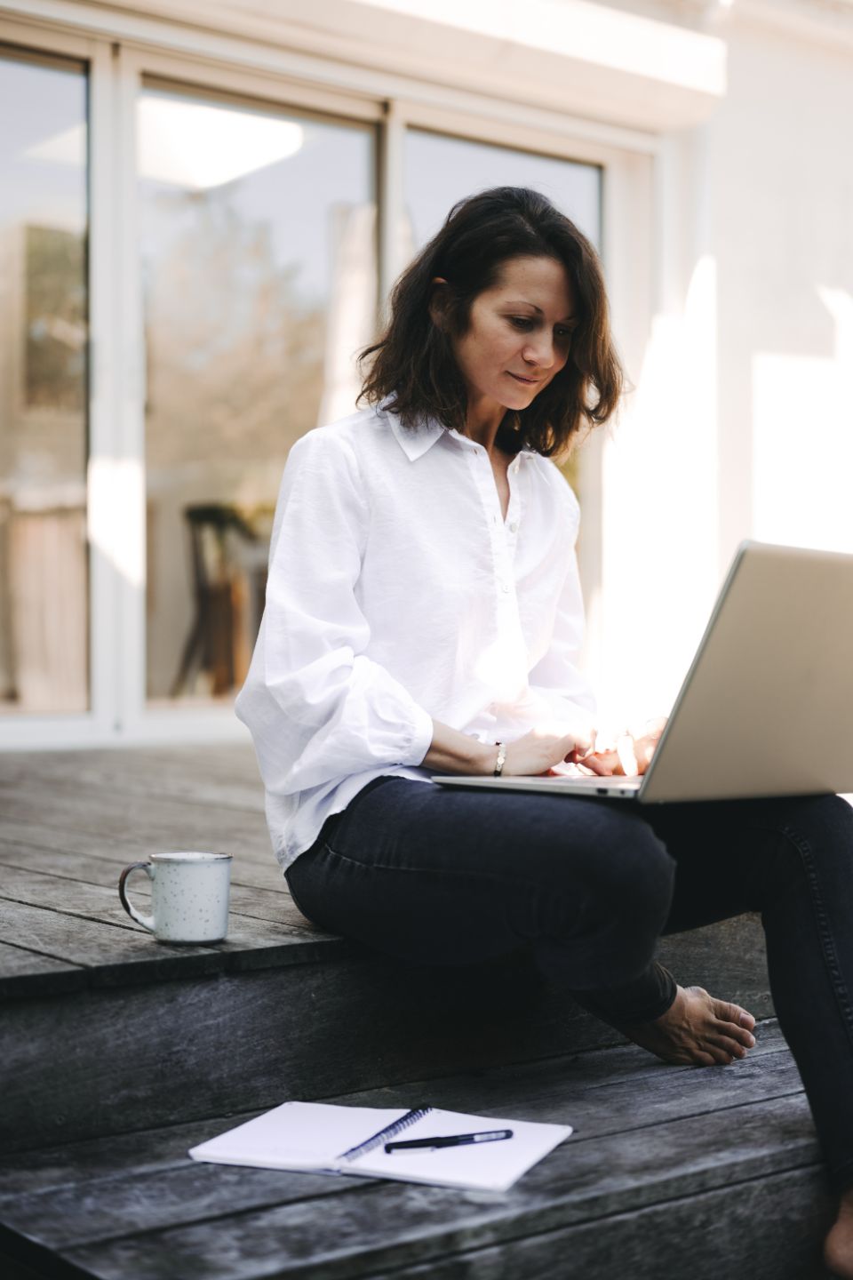 Femme entrepreneure sereine travaillant sur son ordinateur, libérée des tâches administratives