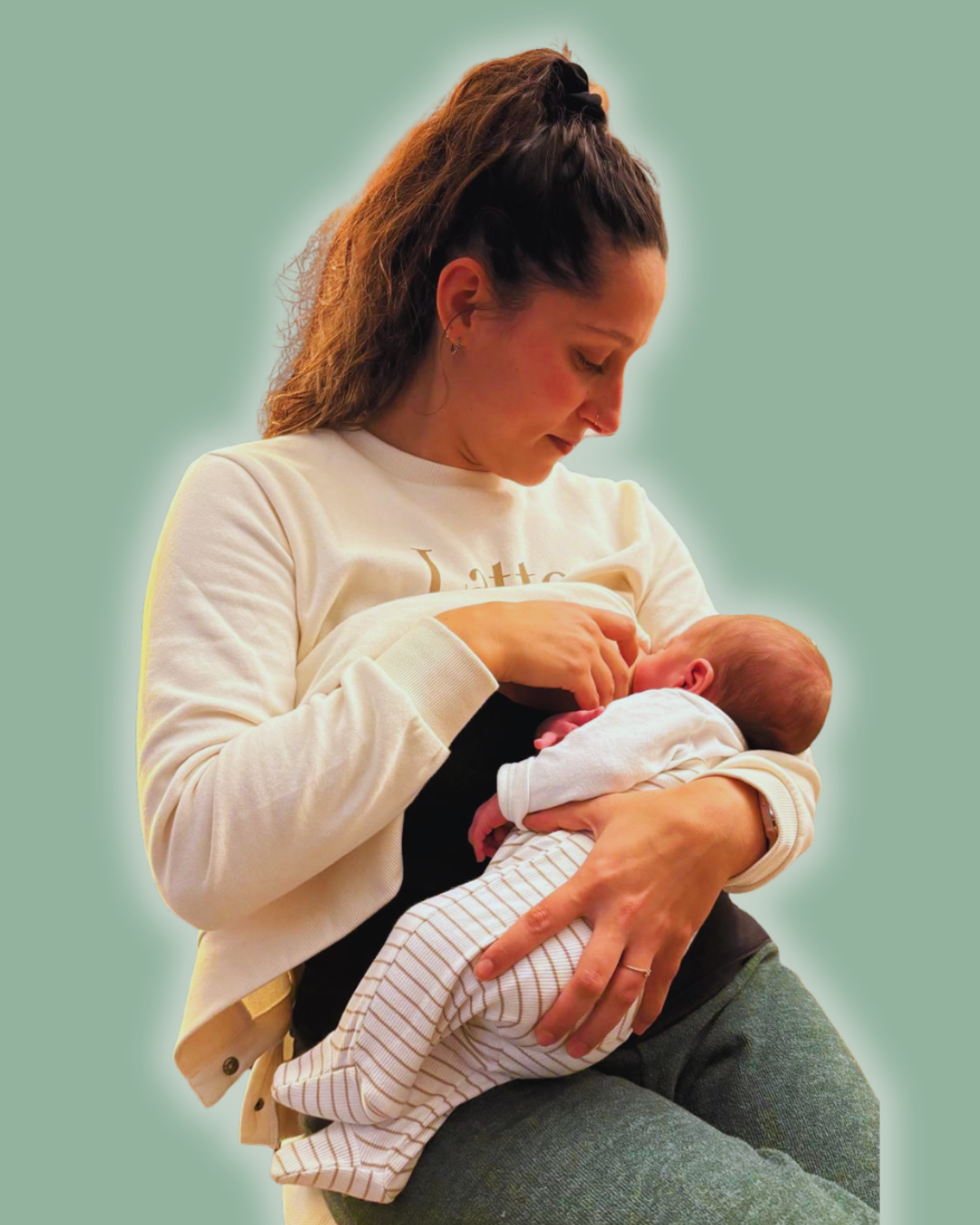 Maman allaitant sereinement son bébé dans un environnement chaleureux