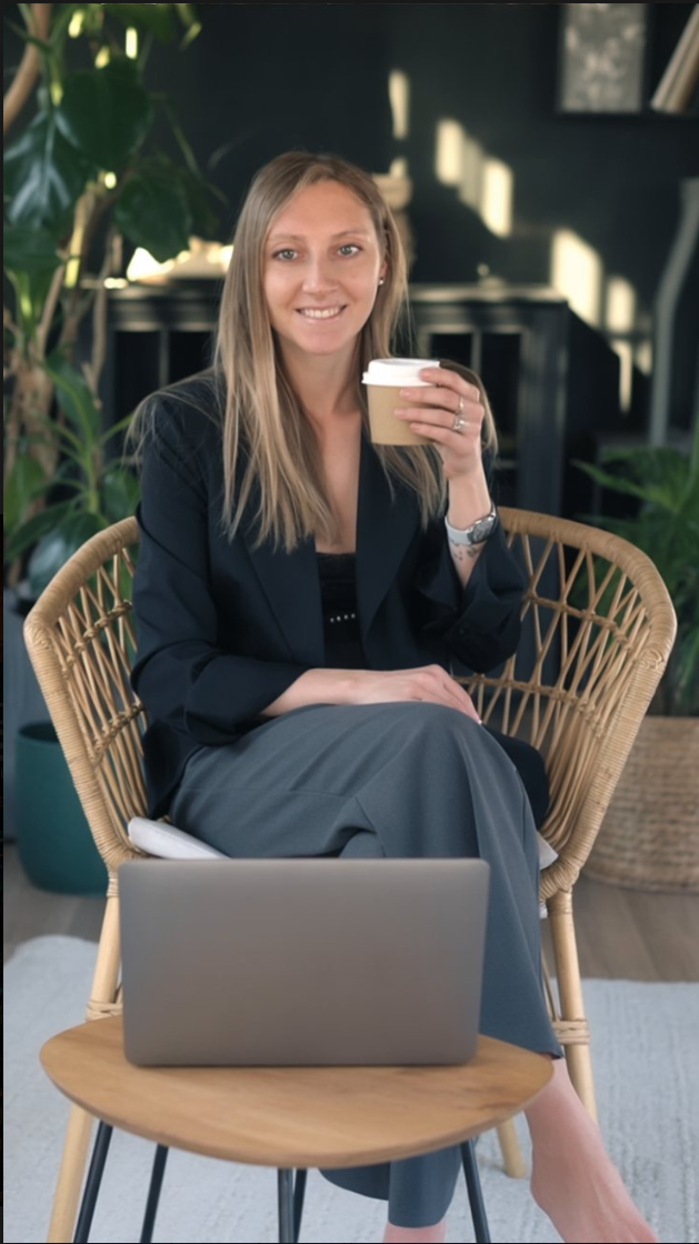 Photo d'Ambre, experte en stratégie business Instagram