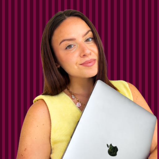 Marine, graphiste spécialisée en identité visuelle pour entrepreneuses beauté