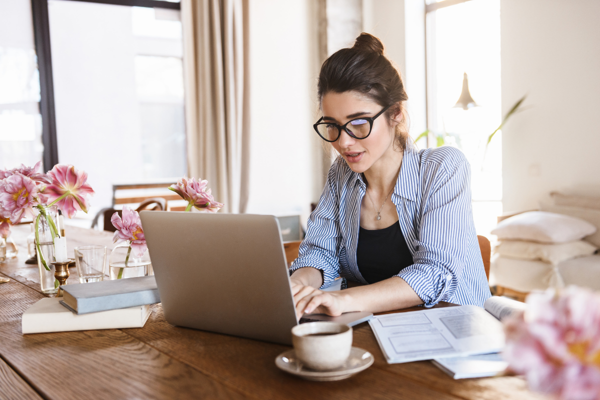 Femme épanouie travaillant sereinement depuis son salon, avec un équilibre parfait entre vie pro et perso