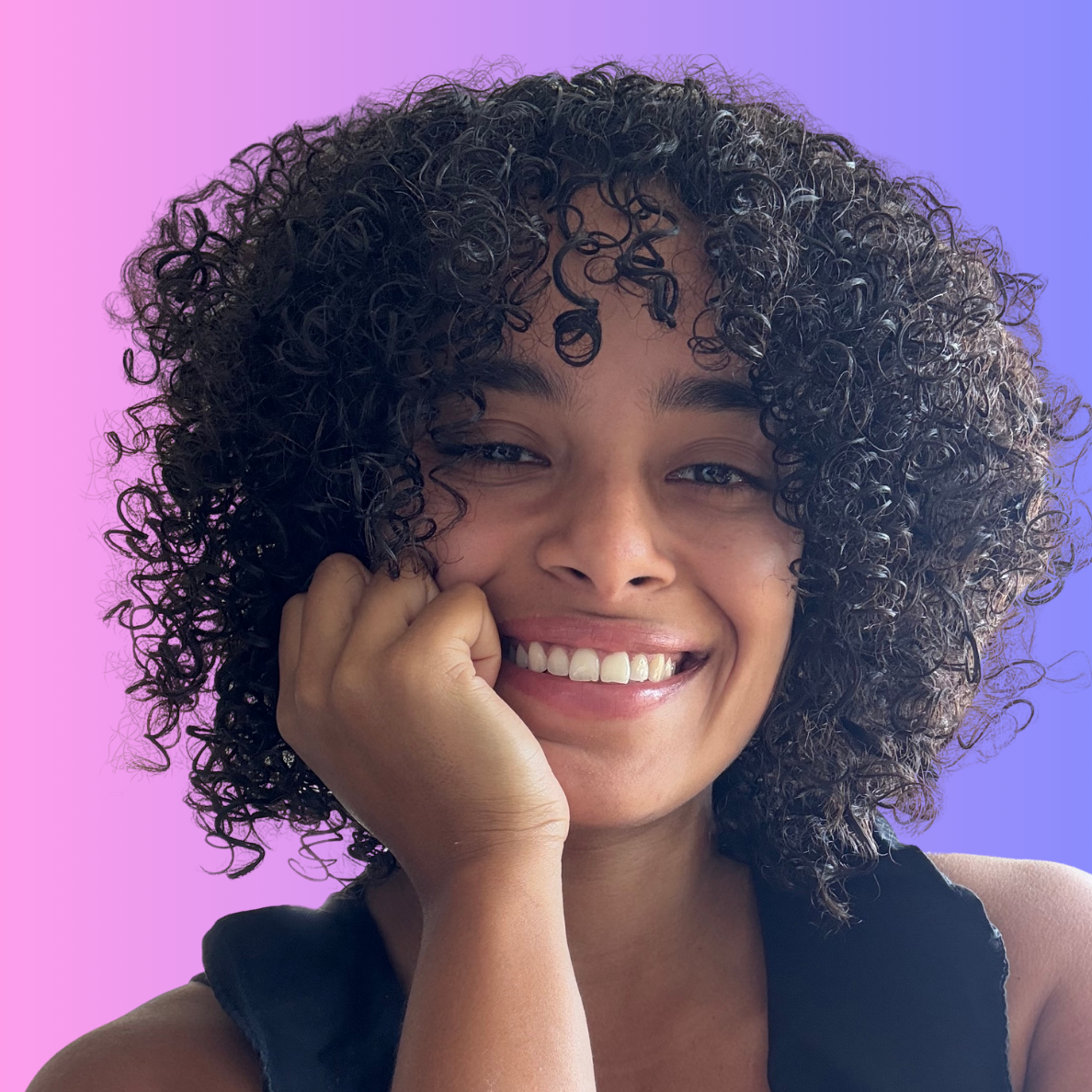 Portrait de Tissem, fondatrice de VA Academy, souriante et bienveillante