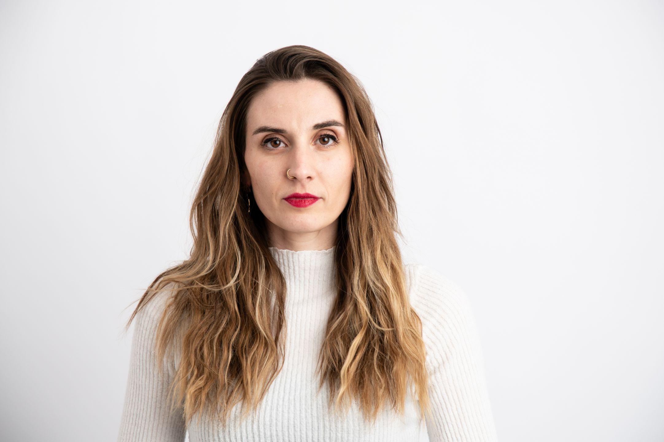 Femme sereine et épanouie incarnant sa transformation intérieure