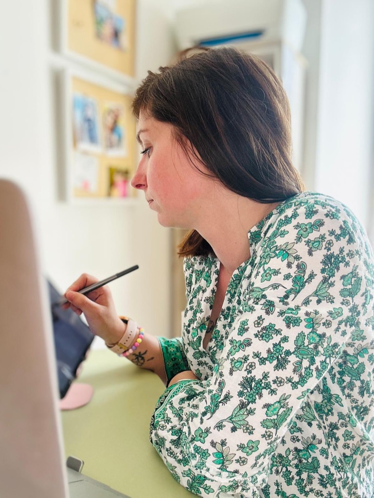 Marine, coach Instagram, souriante et confiante dans son espace de travail