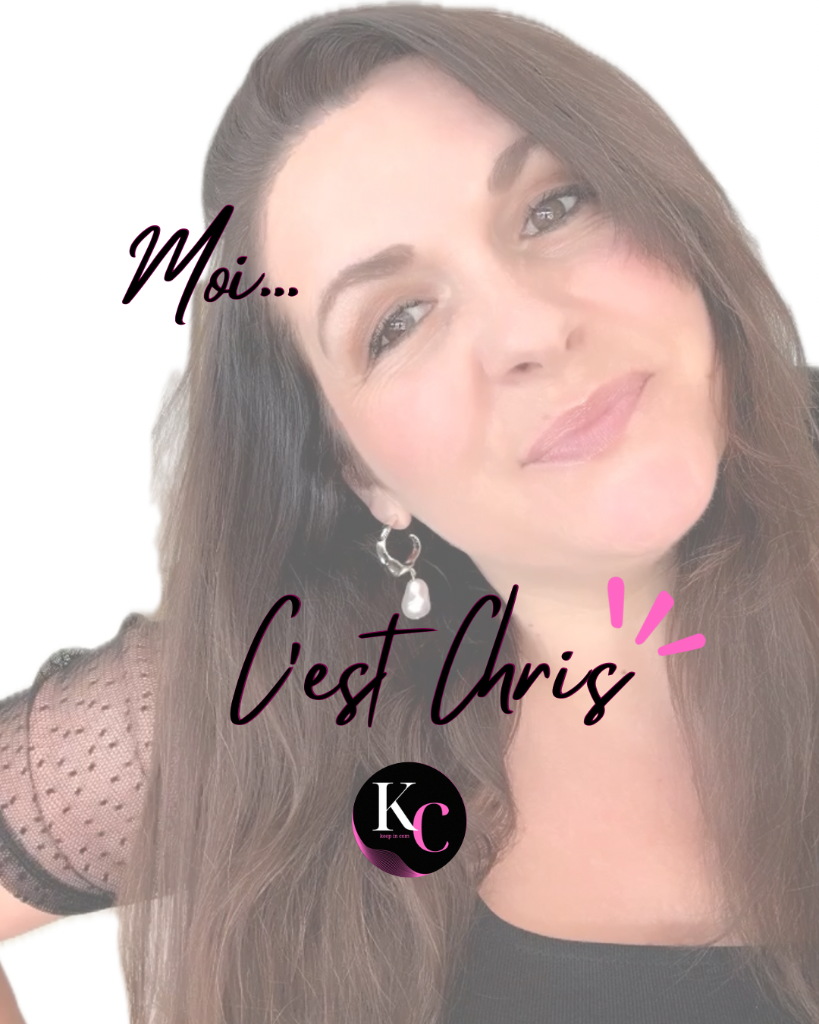 Chris dans son environnement de travail, coach en communication digitale