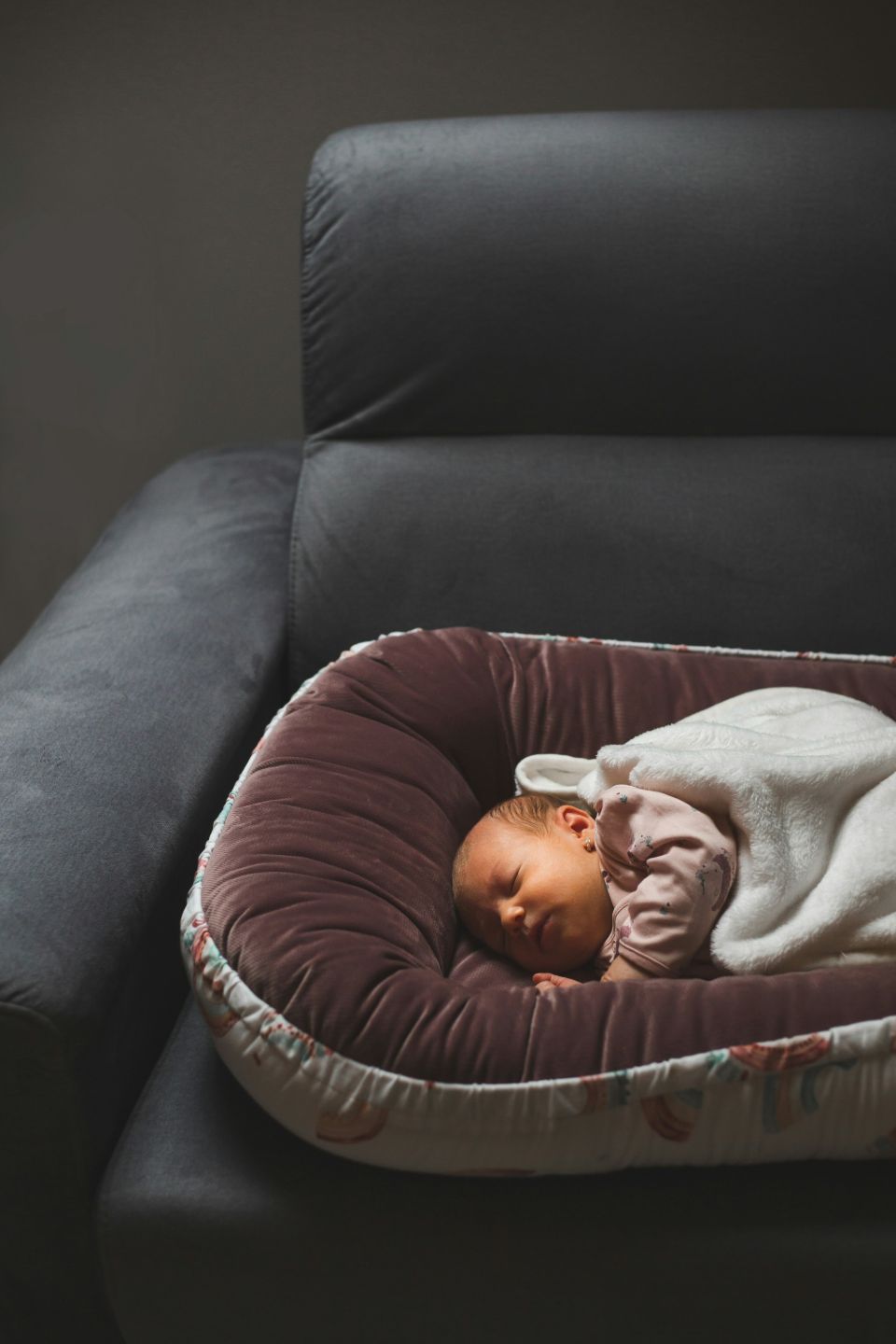 Parent apprenant les gestes de secours sur un mannequin de bébé