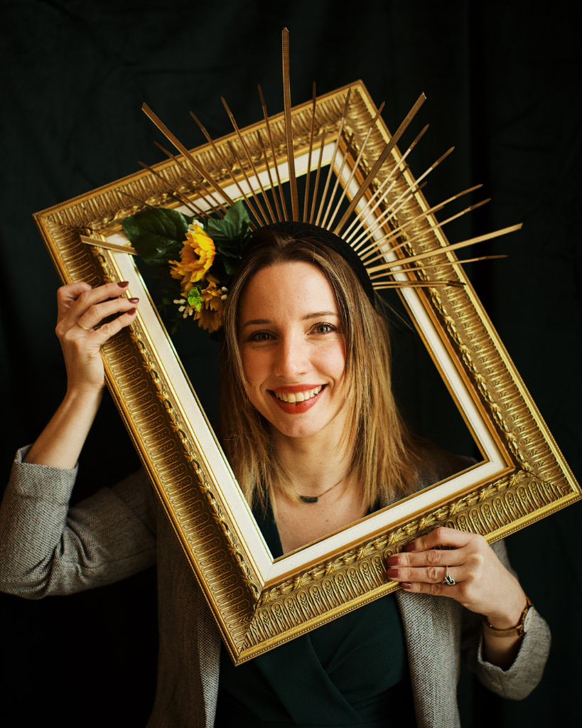 Portrait de Fanny, fondatrice de FZHQ Formations, souriante et professionnelle dans son environnement de travail