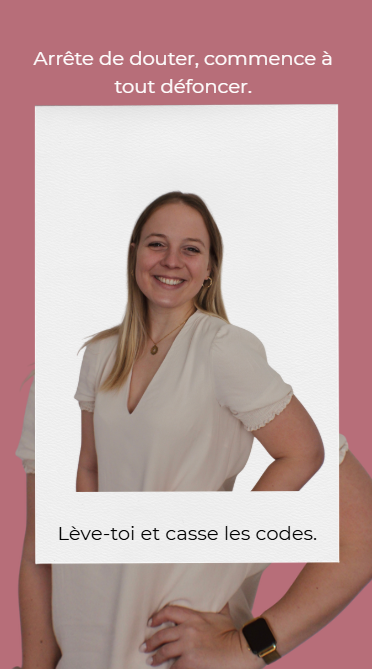 Portrait d'Elodie, coach mindset bienveillante et souriante