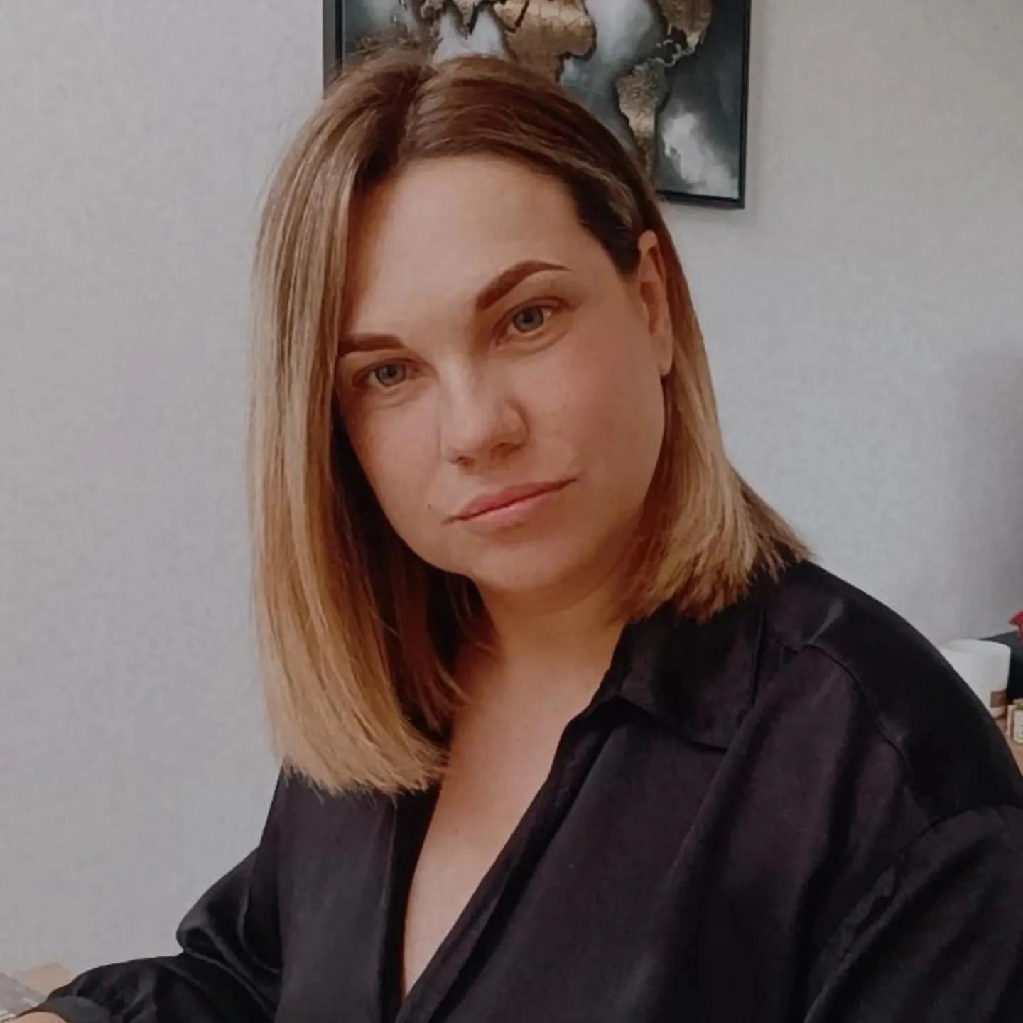 Femme épanouie et sereine préparant un repas équilibré dans sa cuisine
